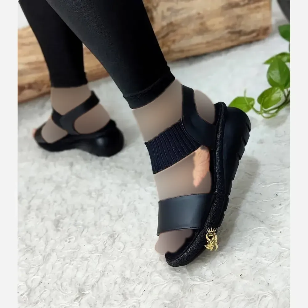 صندل طبی لژدار زنانه چرم صنعتی مدل برفی مشکی کرم
