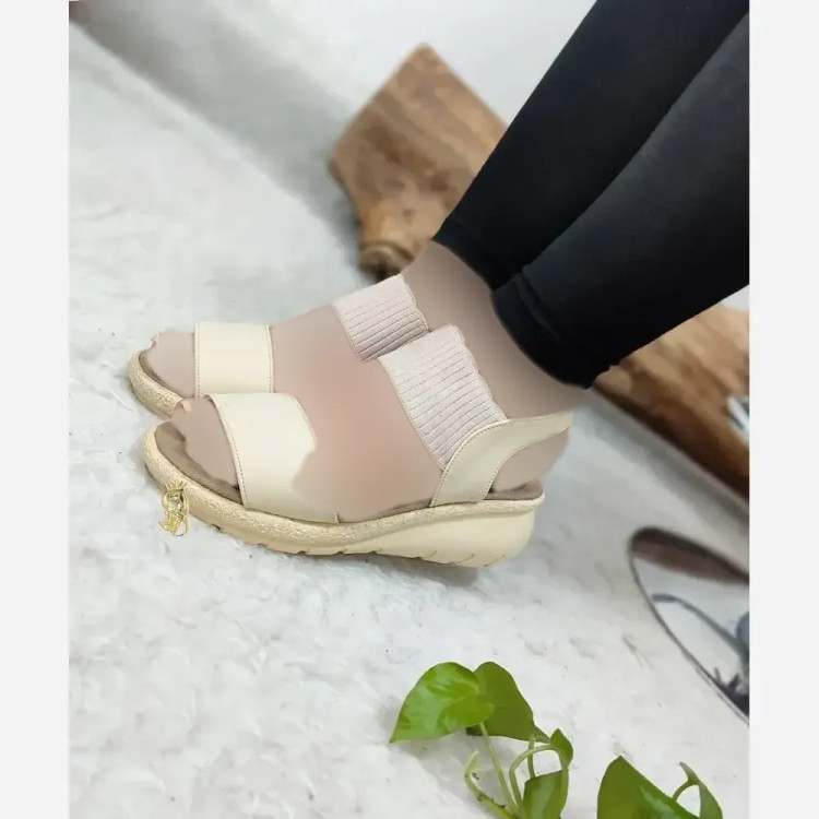 صندل طبی لژدار زنانه چرم صنعتی مدل برفی مشکی کرم