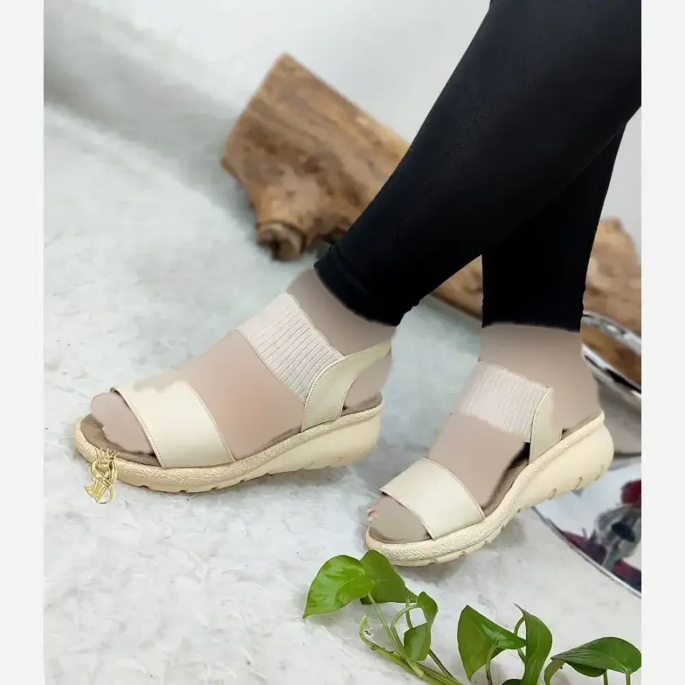 صندل طبی لژدار زنانه چرم صنعتی مدل برفی مشکی کرم