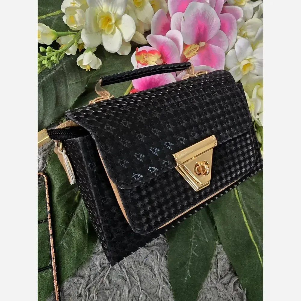 کیف شادگان چرم نانسی سایز 10 در 20 رنگ مشکی سفید کرم