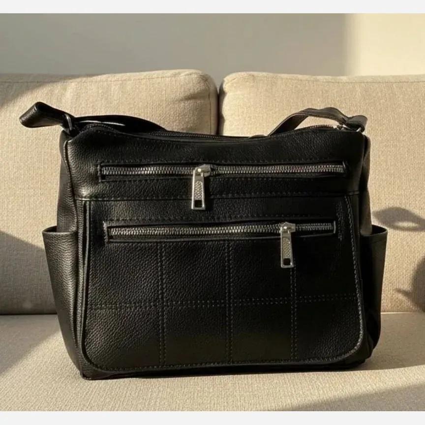 کیف دوشی اسپرت مدل چیتا چرم صنعتی رنگ مشکی ابعاد 28 در 22 سانتی متر
