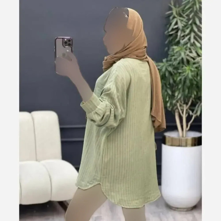 شومیز مانتویی زنانه جنس شانتون راه راه دیپلمات رنگ کرم و آبی فری سایز