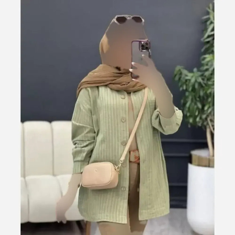 شومیز مانتویی زنانه جنس شانتون راه راه دیپلمات رنگ کرم و آبی فری سایز