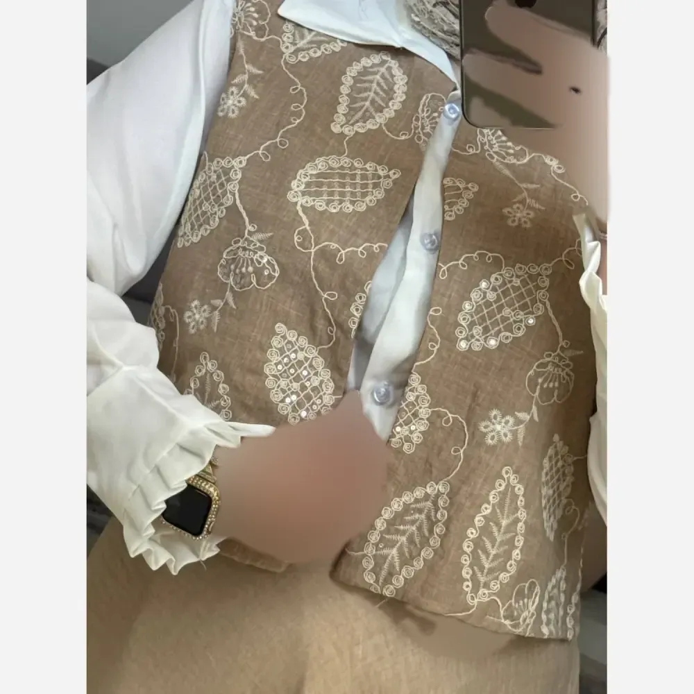 ست سه تیکه سوزندوزی موکا شومیز و جلیقه و دامن فری سایز