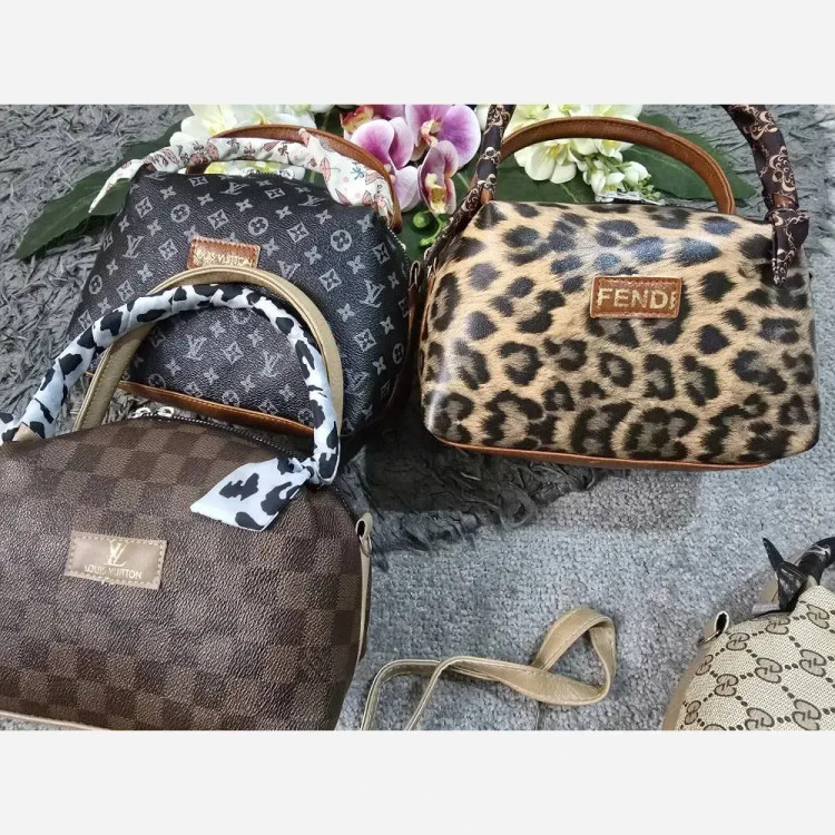 کیف مژگان چرمی با کیفیت بند بلند مدل جادار