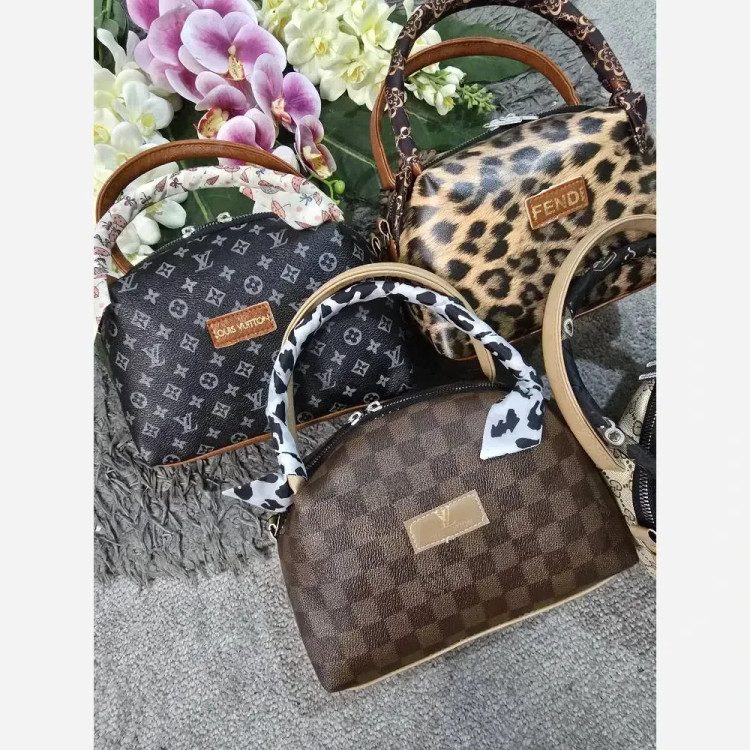 کیف مژگان چرمی با کیفیت بند بلند مدل جادار