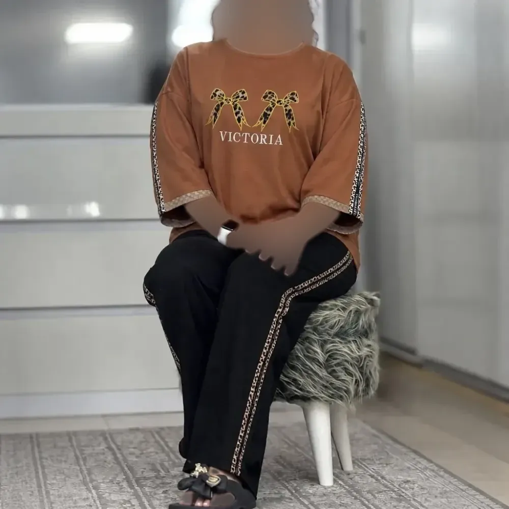 ست بلوز شلوار زنانه پنبه کشی طرح ویکتوریا فری سایز تا 44