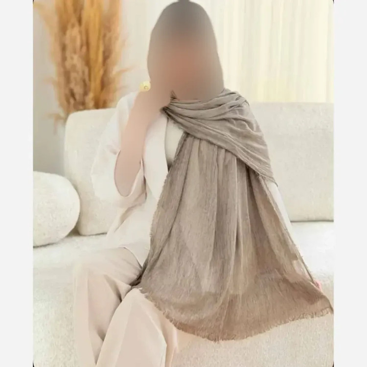شال دور ریش پلیسه لمه دار رنگ نسکافه ای سایز آزاد