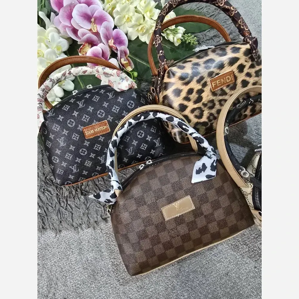 کیف مژگان چرمی زنانه بند بلند جادار سایز آزاد 17*22