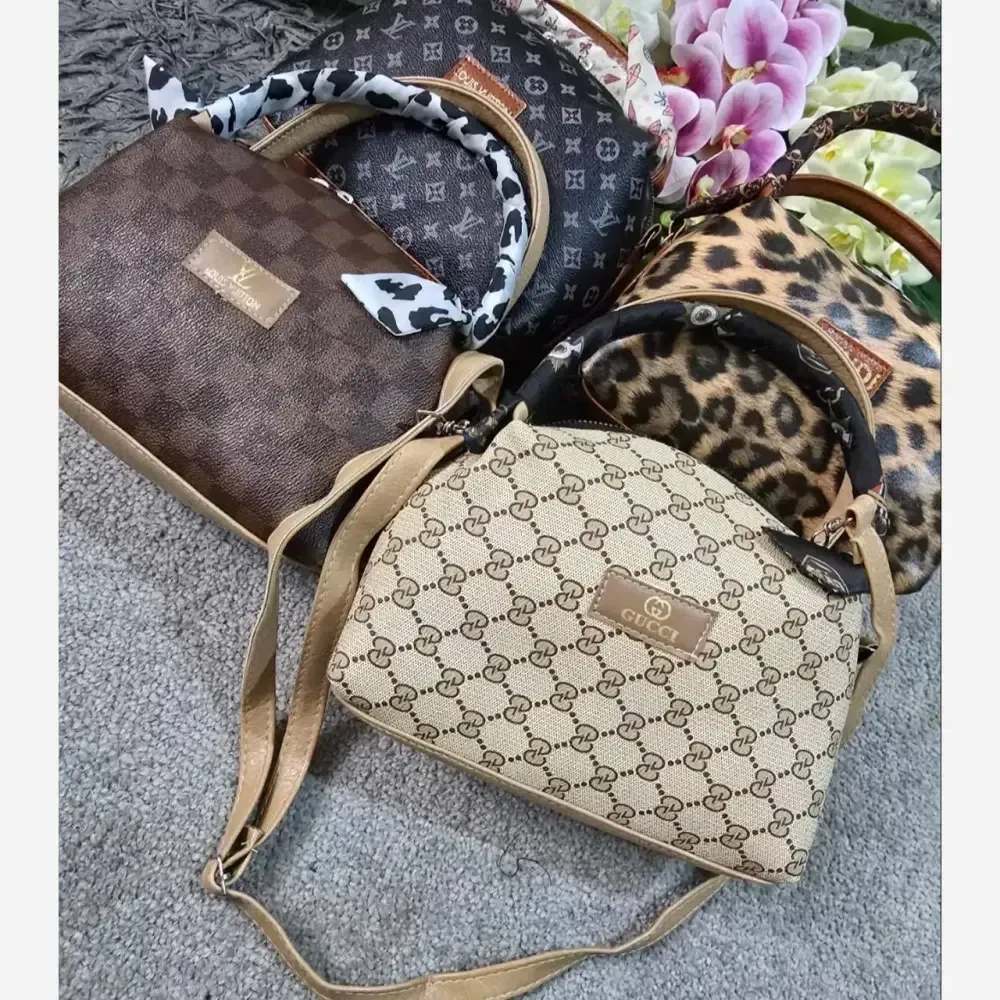کیف مژگان چرمی زنانه بند بلند جادار سایز آزاد 17*22