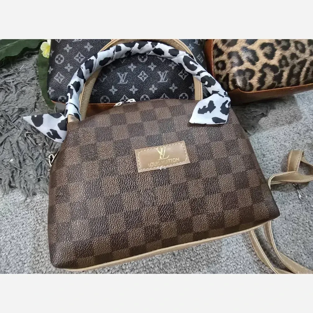 کیف مژگان چرمی زنانه بند بلند جادار سایز آزاد 17*22