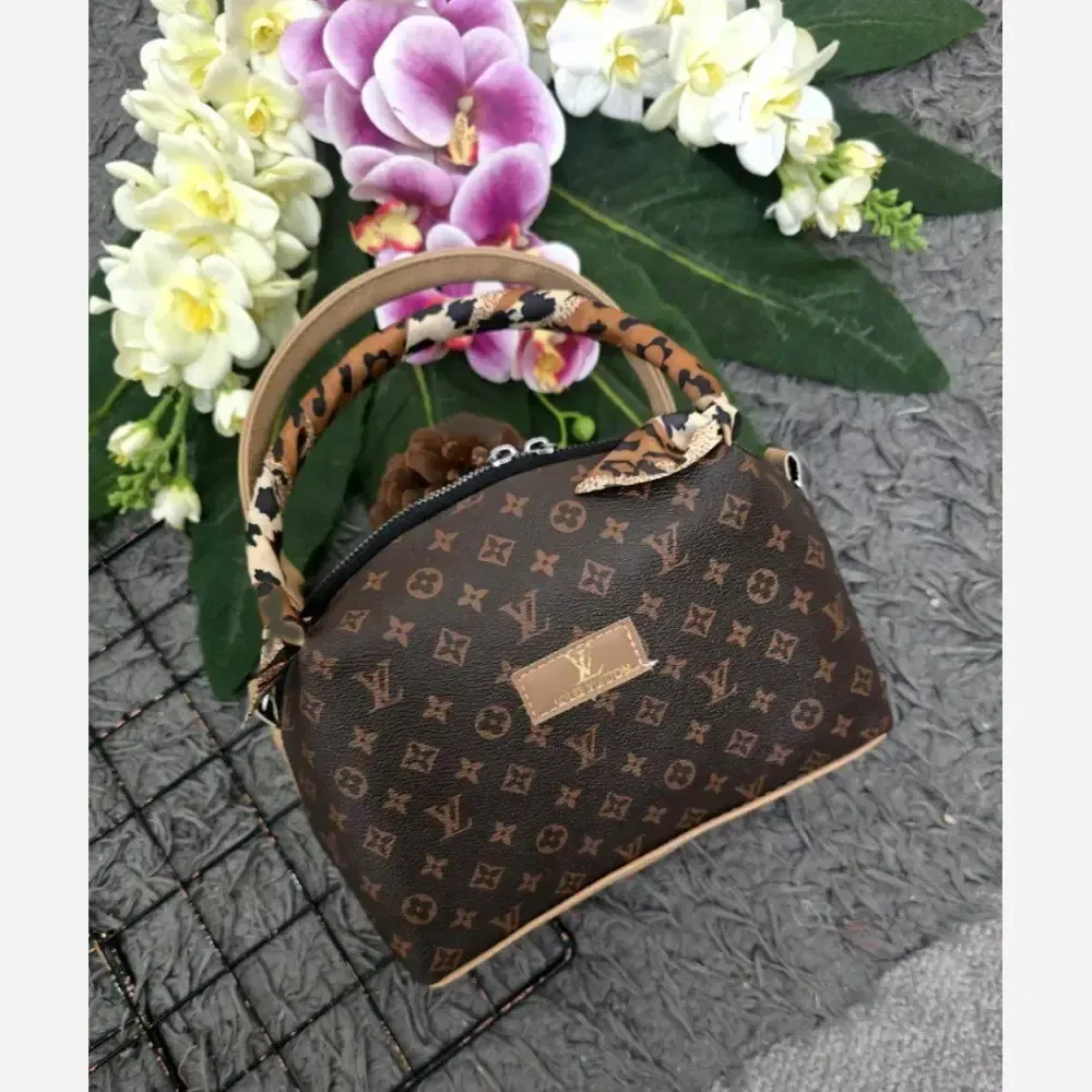 کیف مژگان چرمی زنانه بند بلند جادار سایز آزاد 17*22