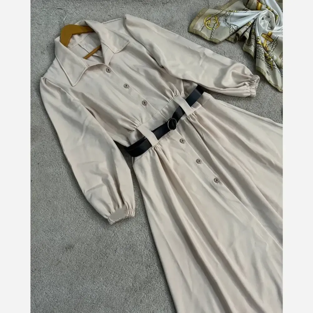 مانتو بلند شکیلا زنانه یقه گرد دکمه دار با کمربند چرم قد 140 بزایاق فری سایز تا 48