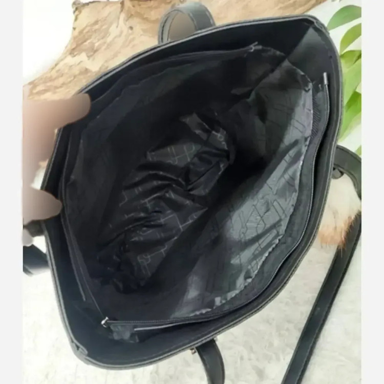 کیف بزرگ دانشجویی چرم صنعتی مدل منگوله ساده رنگ مشکی