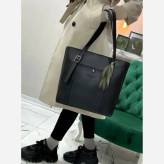 کیف بزرگ دانشجویی چرم صنعتی مدل منگوله ساده رنگ مشکی