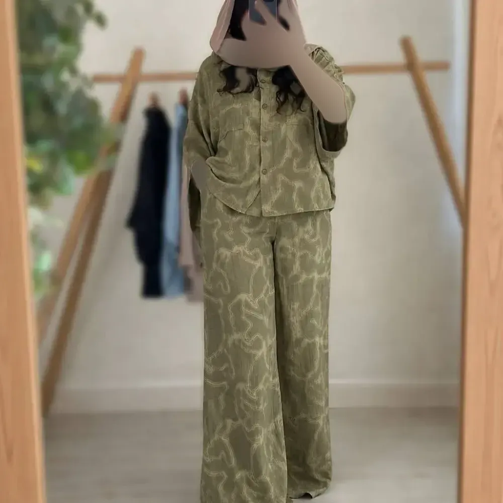 ست شومیز و شلوار زنانه طرح موج جنس شانتون کسمه ژاکارد فری سایز رنگ مشکی