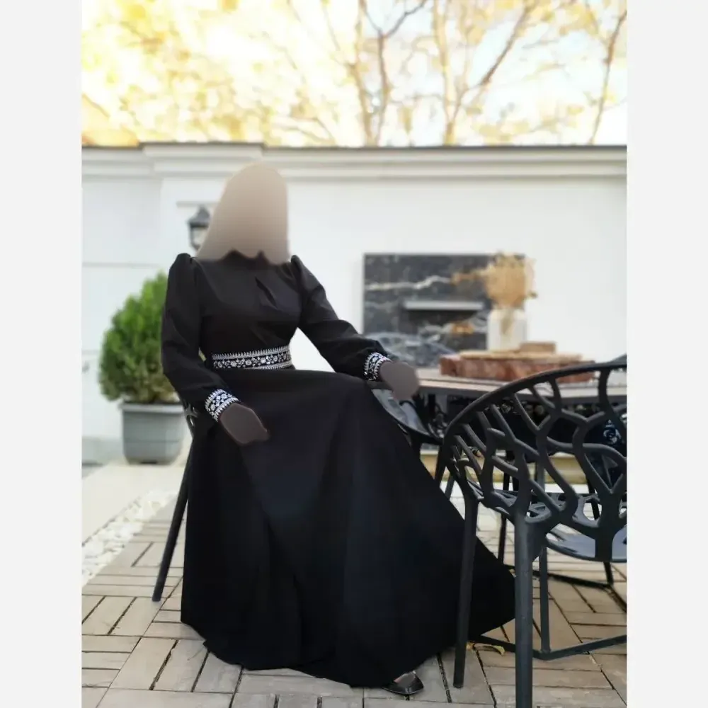 پیراهن مجلسی زنانه سایز بزرگ کرپ مازراتی مشکی با خرجکار هندی و کمربند