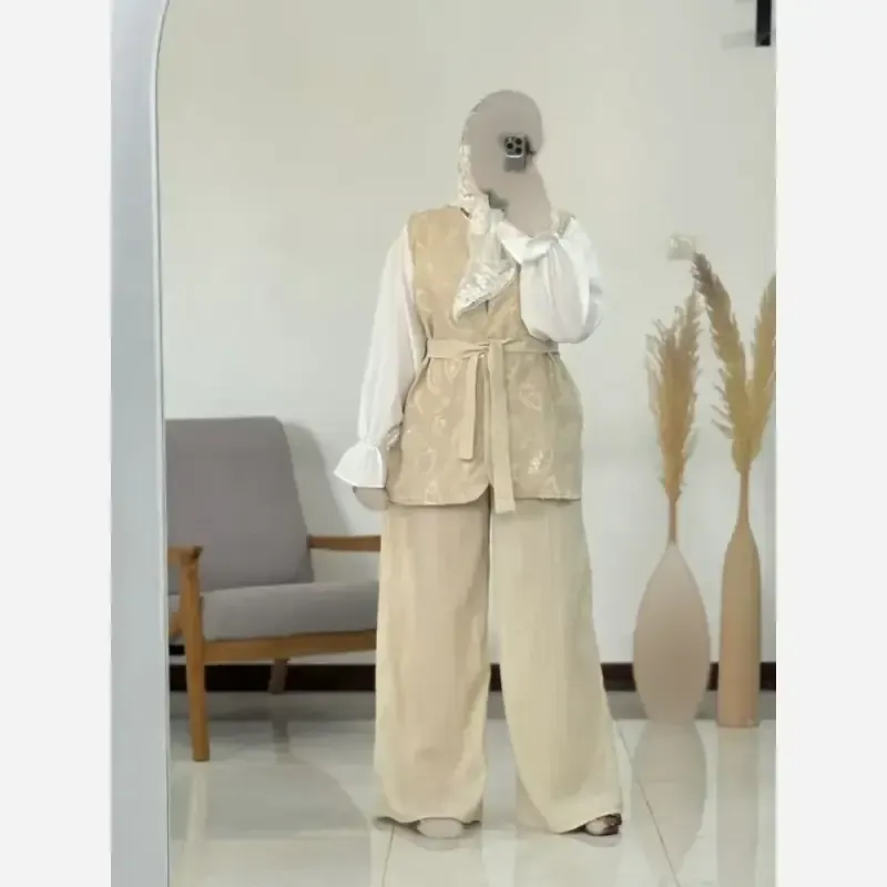 ست سه تکه شومیز وست و شلوار ساحل جنس لینن سوزندوزی و کرپ کراش رنگ کرم