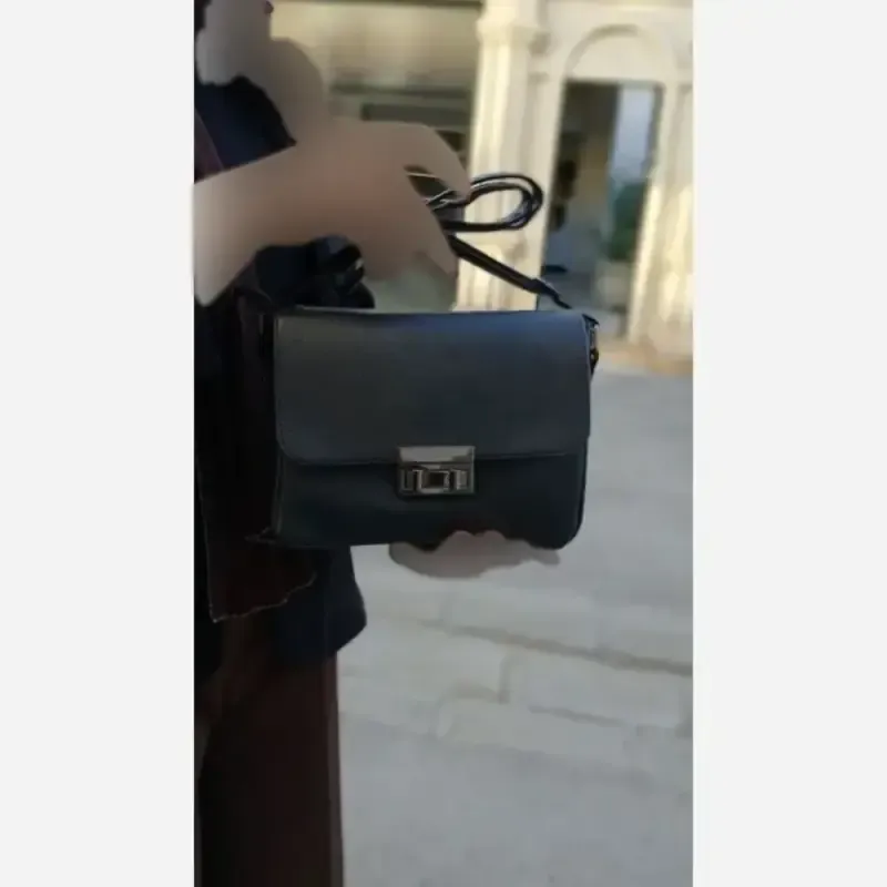 کیف دوشی چرم مدل ساریا رنگ مشکی سایز 23 در 15 سانتیمتر
