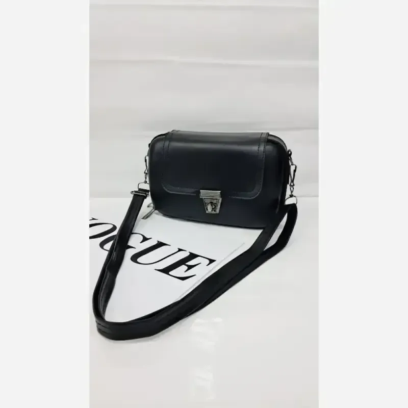 کیف دوشی چرم زنانه مشکی سایز 15 در 20 دارای بند بلند