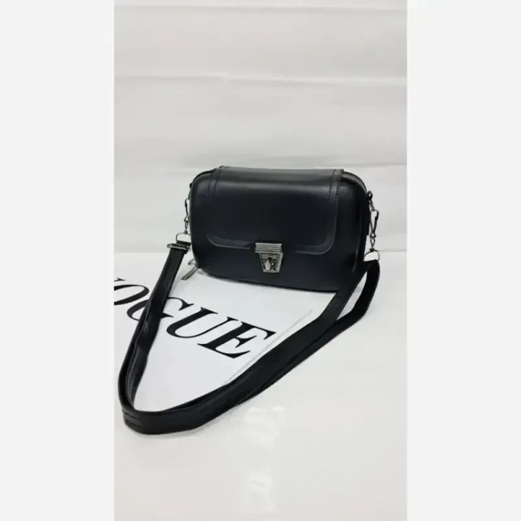 کیف دوشی چرم زنانه مشکی سایز 15 در 20 دارای بند بلند