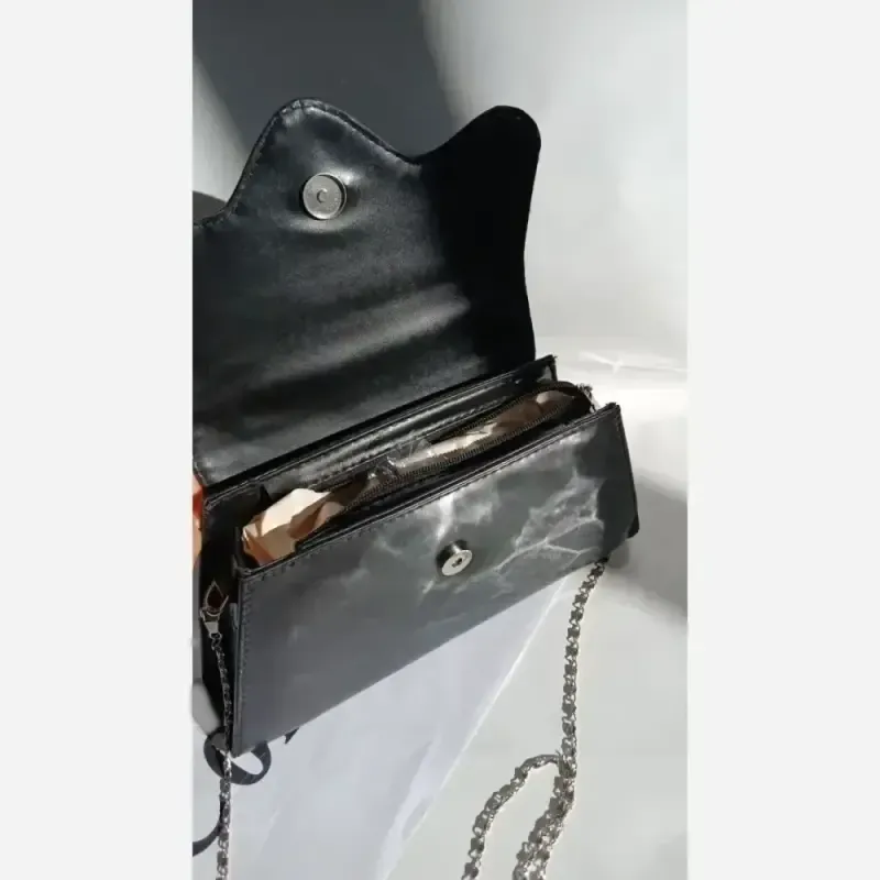 کیف دوشی چرم زنانه مشکی سایز 15 در 20 دارای بند بلند