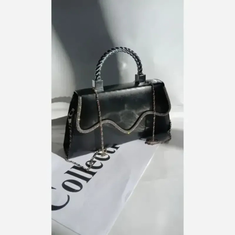 کیف دوشی چرم زنانه مشکی سایز 15 در 20 دارای بند بلند