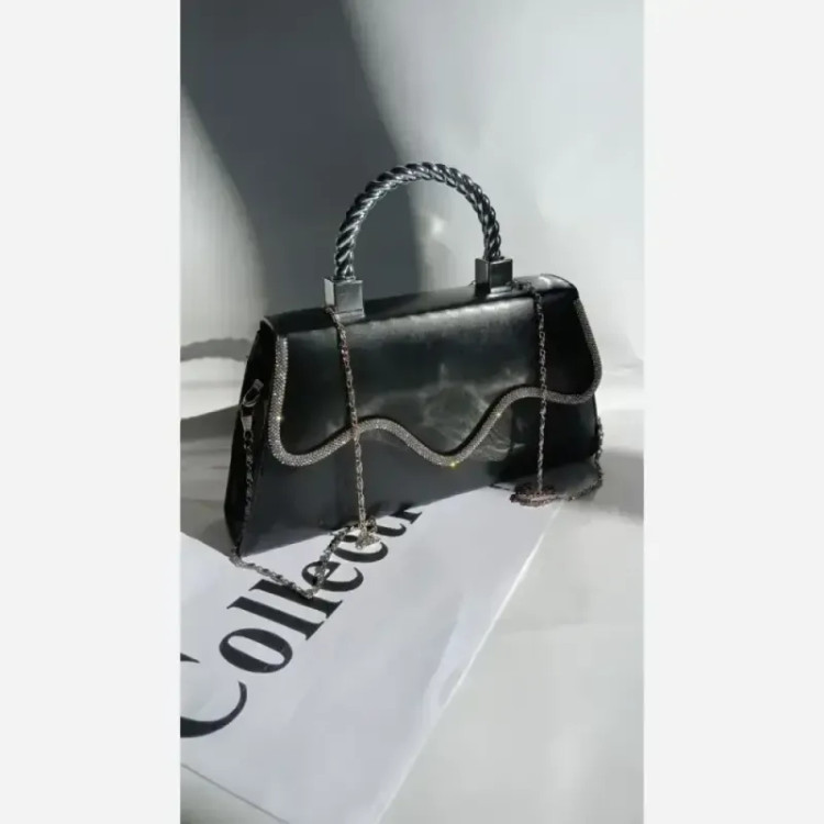 کیف دوشی چرم زنانه مشکی سایز 15 در 20 دارای بند بلند