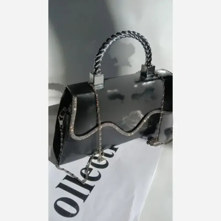 کیف دوشی چرم زنانه مشکی سایز 15 در 20 دارای بند بلند