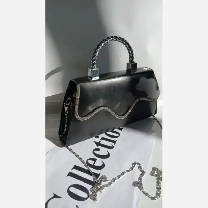کیف دوشی چرم زنانه مشکی سایز 15 در 20 دارای بند بلند
