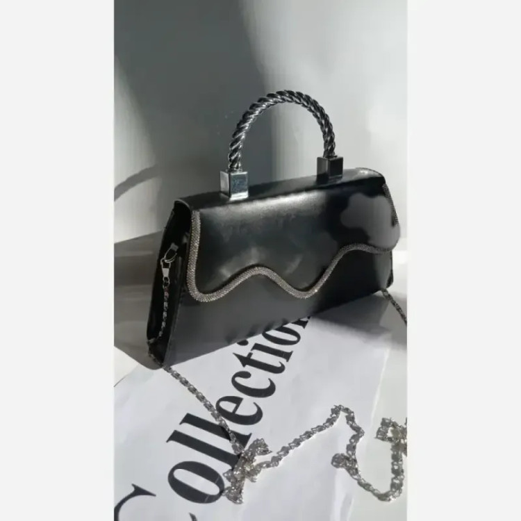کیف دوشی چرم زنانه مشکی سایز 15 در 20 دارای بند بلند