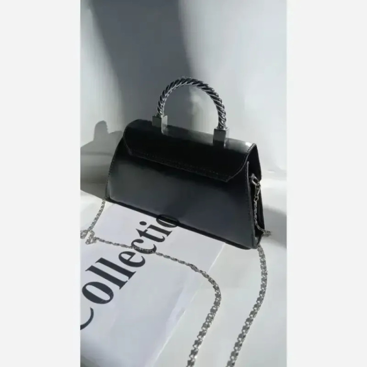 کیف دوشی چرم زنانه مشکی سایز 15 در 20 دارای بند بلند