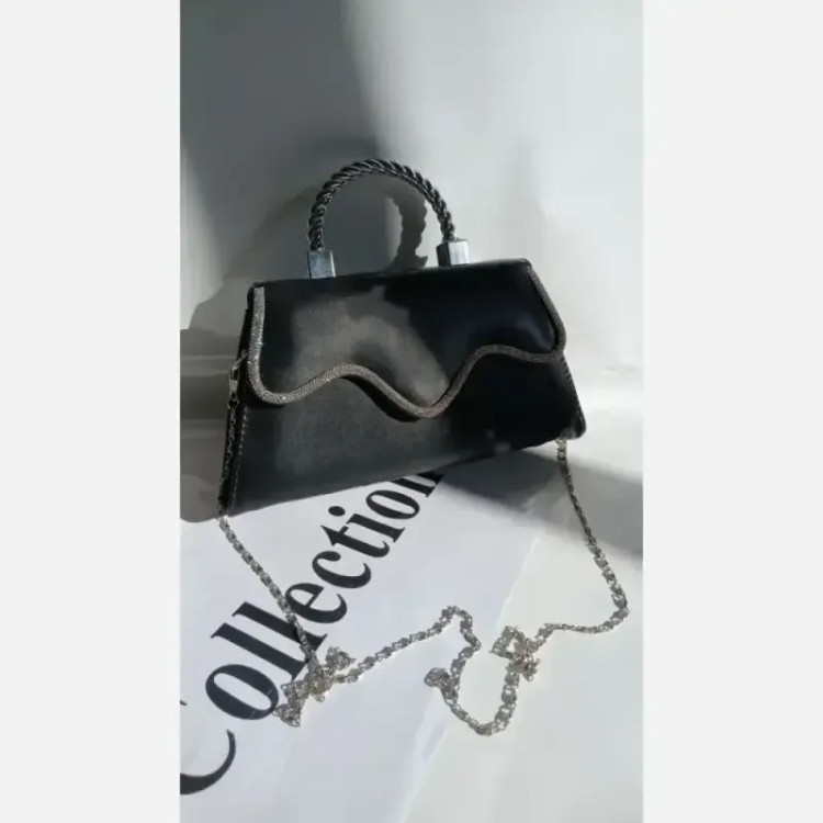 کیف دوشی چرم زنانه مشکی سایز 15 در 20 دارای بند بلند