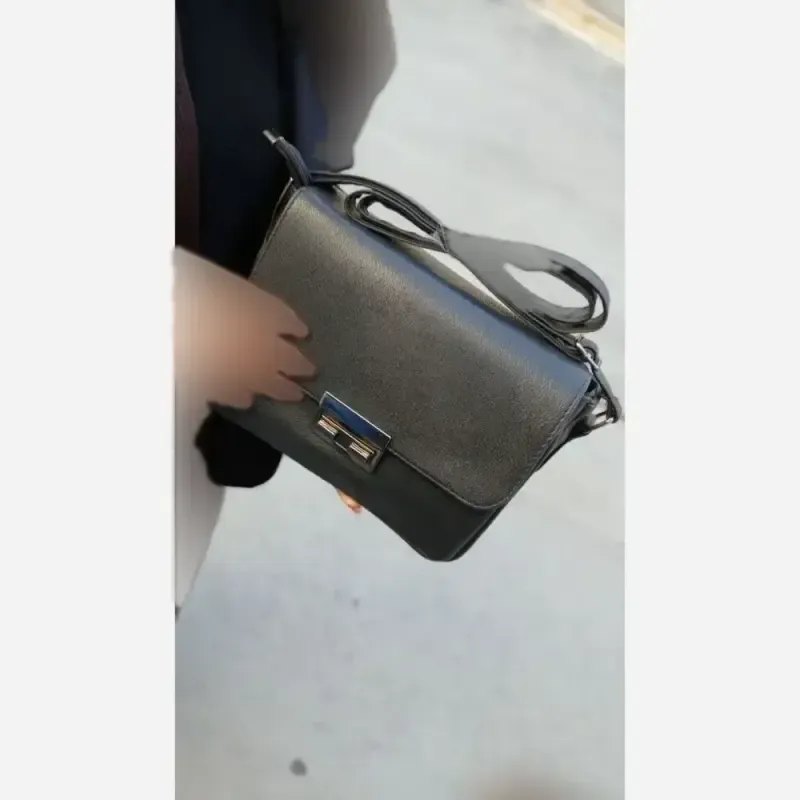 کیف زنانه مدل پگاه چرم ورنی رنگ مشکی سایز 28 در 23 دارای بند دوشی بلند