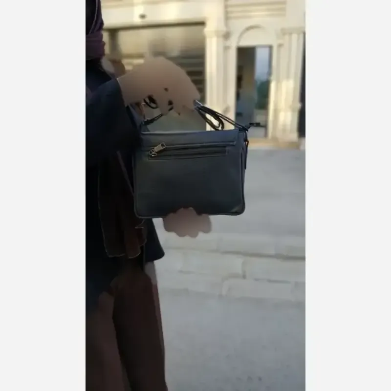 کیف زنانه مدل پگاه چرم ورنی رنگ مشکی سایز 28 در 23 دارای بند دوشی بلند