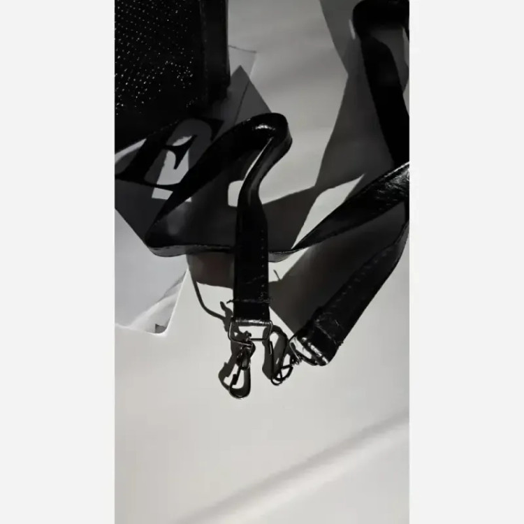 کیف زنانه مدل پگاه چرم ورنی رنگ مشکی سایز 28 در 23 دارای بند دوشی بلند