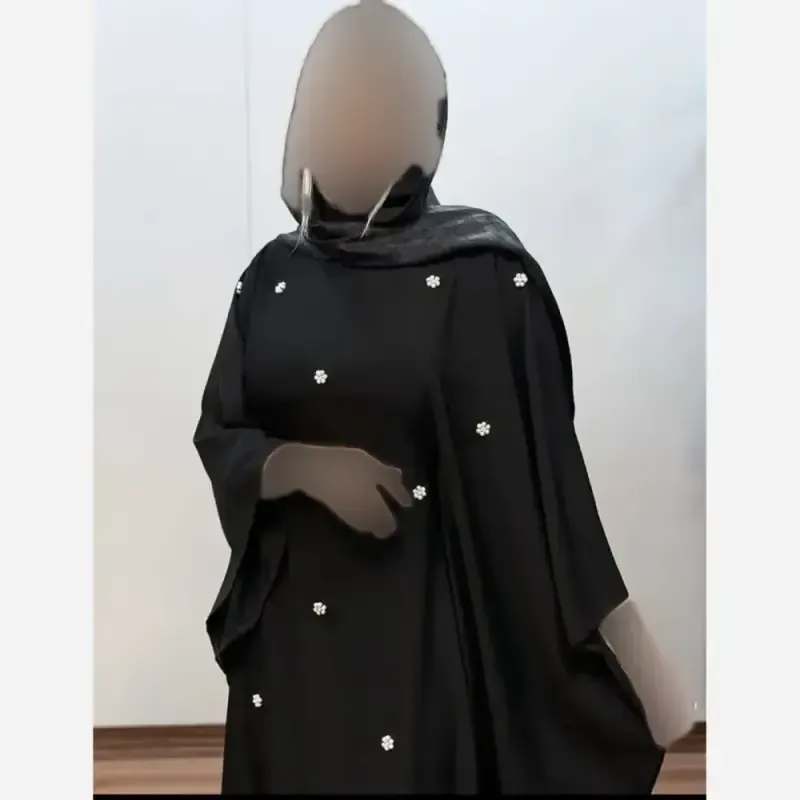 عبا مزونی الیزه طرح بابونه گلدوزی شده کرپ الیزه جت بلک فری سایز
