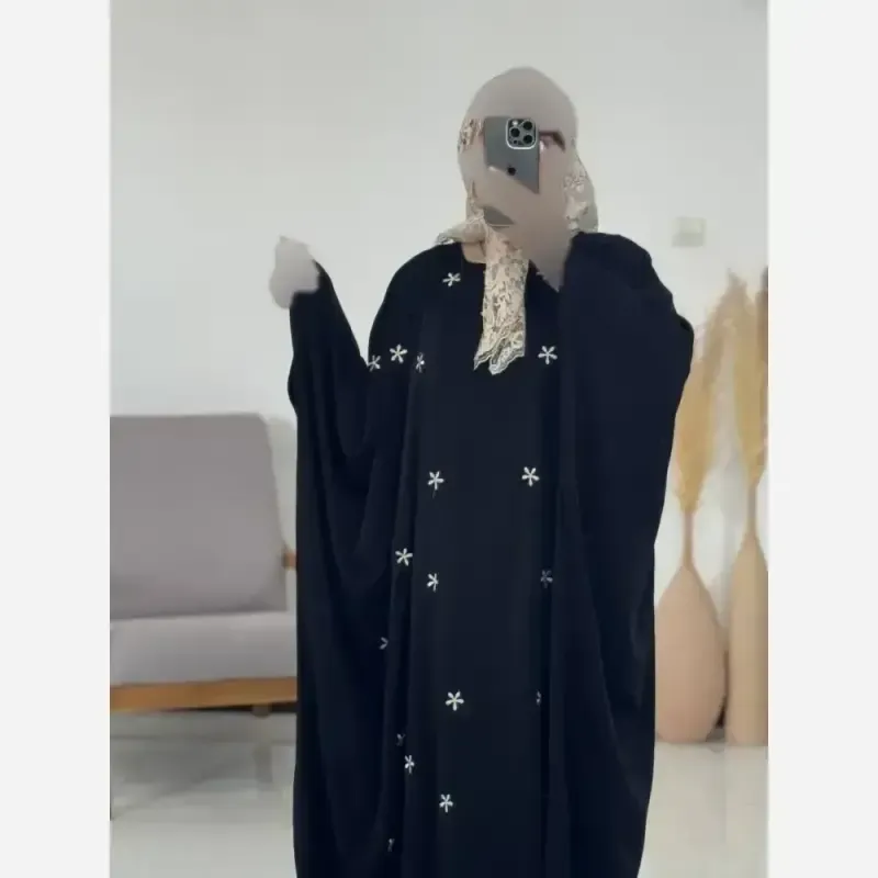 عبا مزونی الیزه طرح بابونه گلدوزی شده کرپ الیزه جت بلک فری سایز