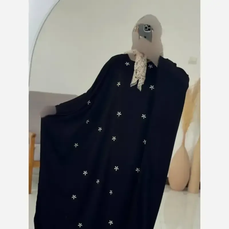 عبا مزونی الیزه طرح بابونه گلدوزی شده کرپ الیزه جت بلک فری سایز