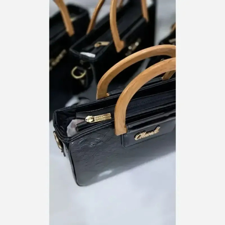 کیف دسته چوبی گیشا چرم ورنی بند دوشی بلند سایز 15 در 25