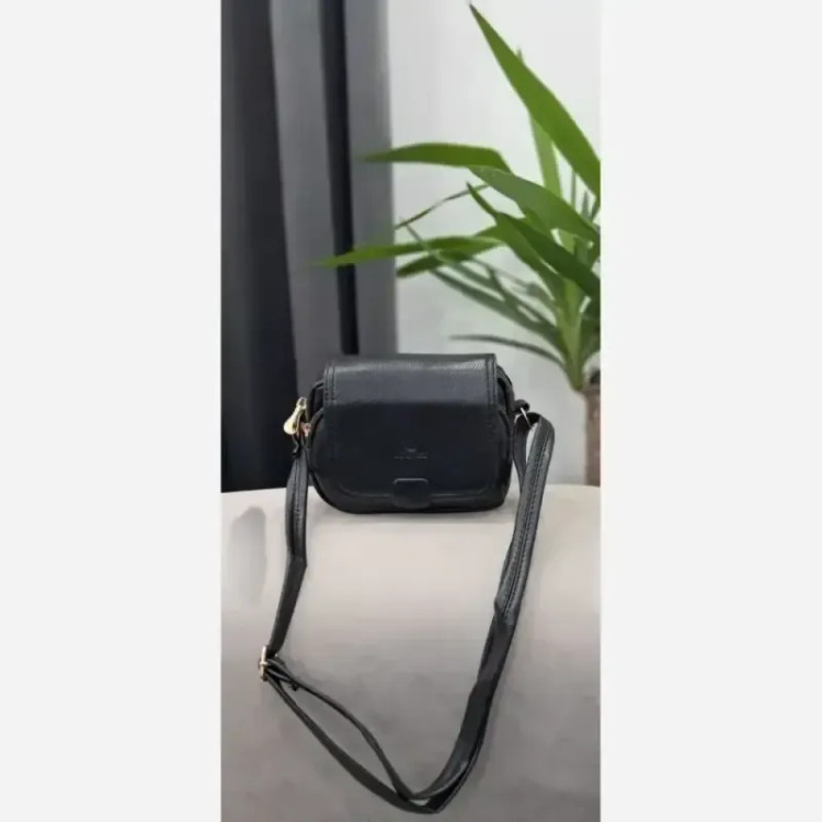 کیف اسپورت هلن چرم خارجی مشکی سایز 20 در 15 با بند دوشی