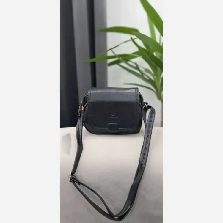 کیف اسپورت هلن چرم خارجی مشکی سایز 20 در 15 با بند دوشی