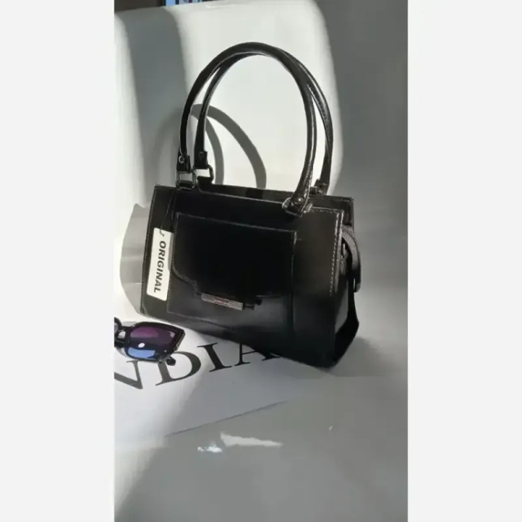 کیف مدل هانیس چرم خارجی رنگ مشکی سایز 25 در 29 بند دوشی