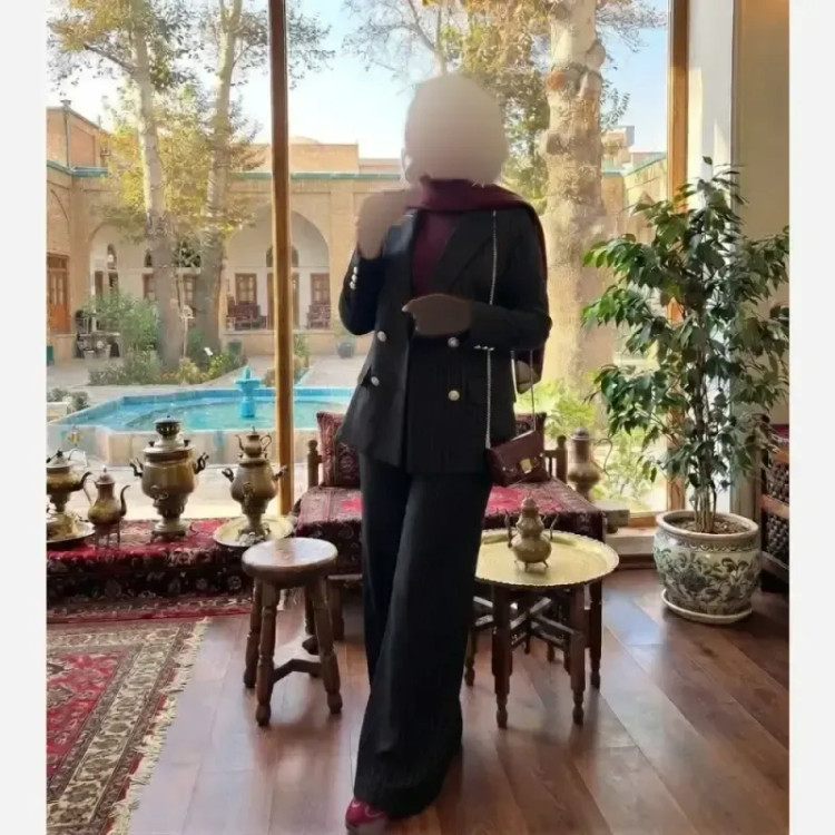 کیف دستی و دوشی زنانه ورساچ چرم ورنی خارجی مشکی سایز 25 در 25 سانتی متر