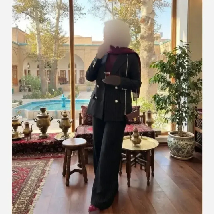 کیف دستی و دوشی زنانه ورساچ چرم ورنی خارجی مشکی سایز 25 در 25 سانتی متر