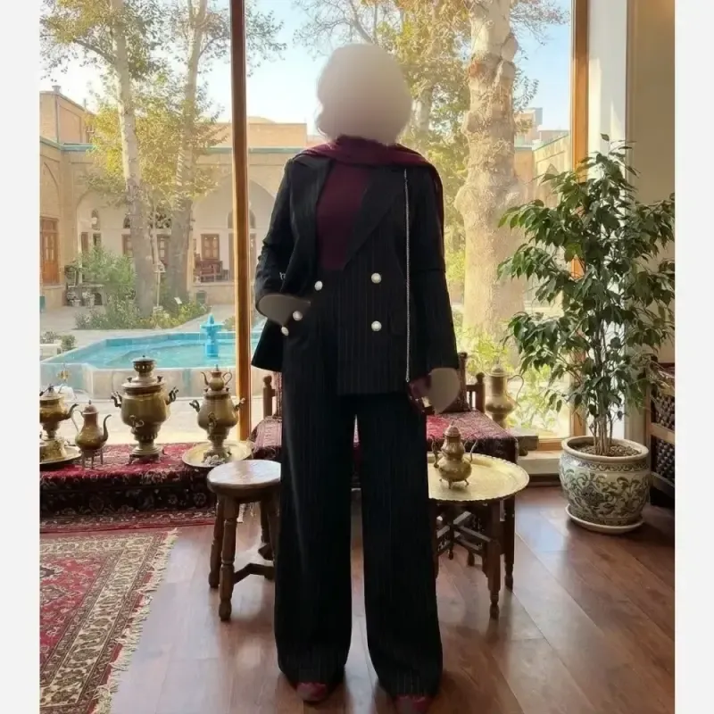 کیف دستی و دوشی زنانه ورساچ چرم ورنی خارجی مشکی سایز 25 در 25 سانتی متر