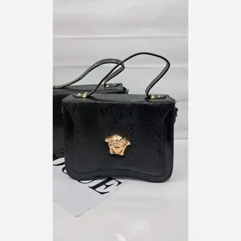 کیف دستی و دوشی زنانه ورساچ چرم ورنی خارجی مشکی سایز 25 در 25 سانتی متر