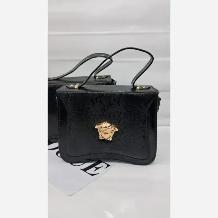 کیف دستی و دوشی زنانه ورساچ چرم ورنی خارجی مشکی سایز 25 در 25 سانتی متر