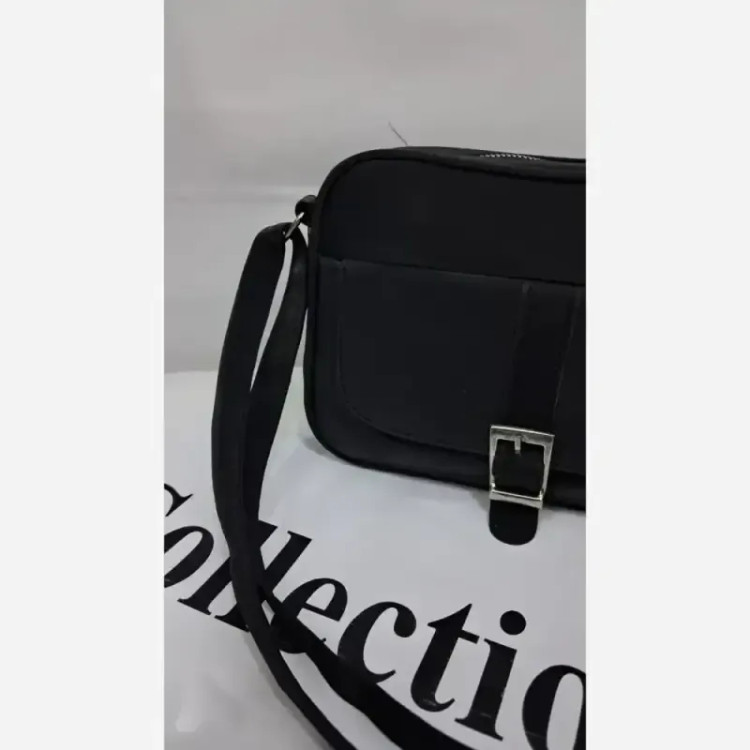 کیف زنانه محیا جنس نانسی خارجی رنگ مشکی ابعاد 20 در 15 سانتی متر دارای بند دوشی