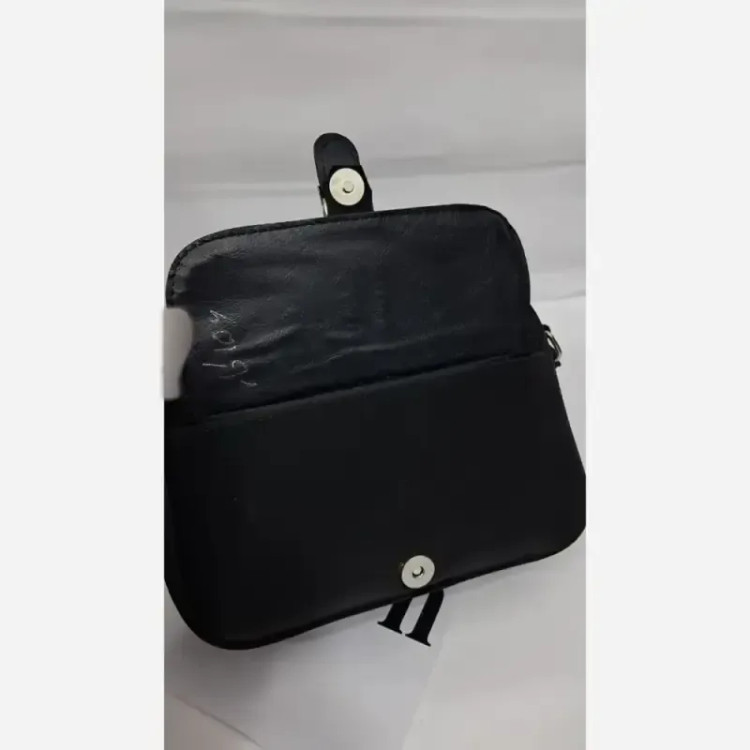 کیف زنانه محیا جنس نانسی خارجی رنگ مشکی ابعاد 20 در 15 سانتی متر دارای بند دوشی